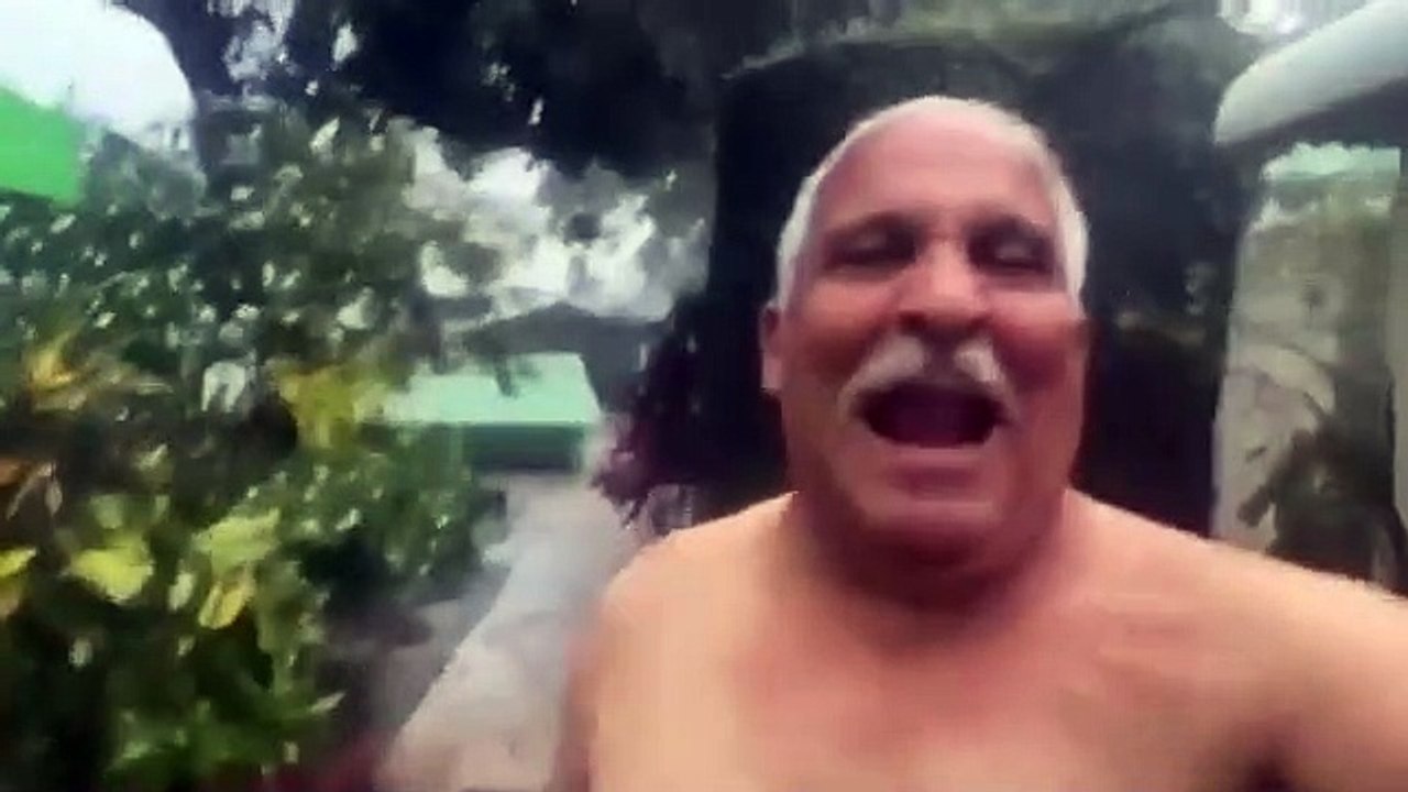 Jaime David se baña en agua de mayo