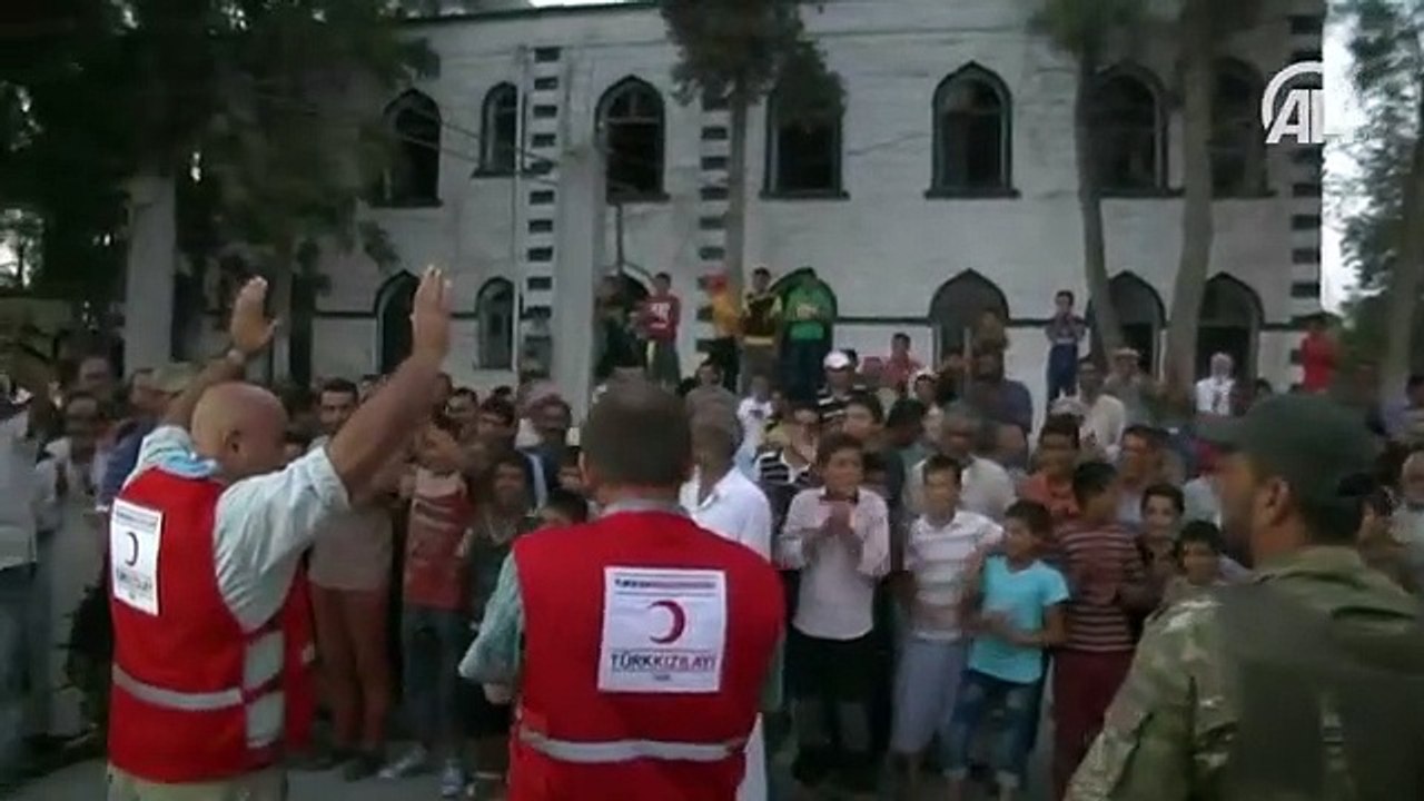 Türk Kızılayı Cerablus halkına sıcak yemek dağıttı