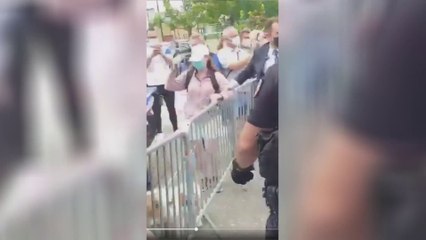 مراسل العربية: شخص يصفع الرئيس الفرنسي واعتقال شخصين