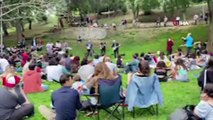 Maçka Parkı’nda korona virüsü hiçe sayarak açık hava konseri verdiler
