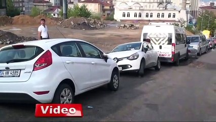 Yol çöktü, araçlar çukura saplandı