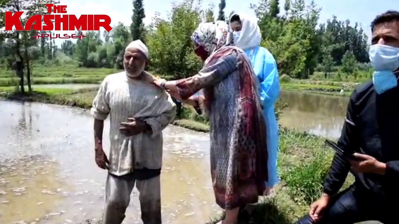 COVID-19: Health workers in Pulwama visit people in fields for vaccination