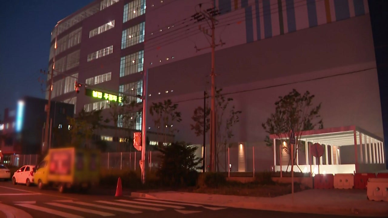 건물 옥상에서 폐자재 치우던 일용직 노동자 추락사 / YTN