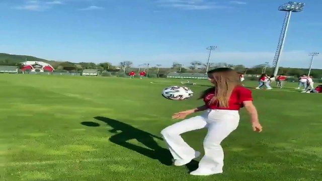 Futbol topuyla şov yapan Derya Uluğ izleyenleri hayran bıraktı!