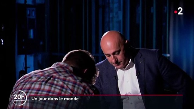 Ces images qui provoquent la colère de l'interview sous contrainte du journaliste d'opposition bélarusse arrêté après l'interception de son avion