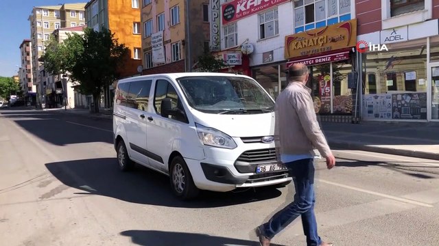 Hareket halindeki araçta arı kovanı devrildi, yüzlerce arı serbest kaldı