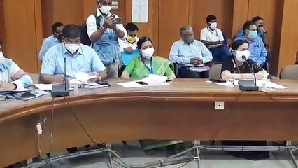 प्रभारी मंत्री ने ली अधिकारियों की बैठक