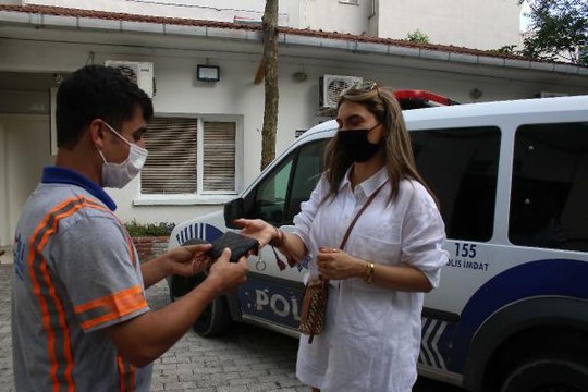 ŞİŞLİ'DE TEMİZLİK İŞÇİSİ KALDIRIMDA BULDUĞU 1500 EUROYU SAHİBİNE ULAŞTIRDI