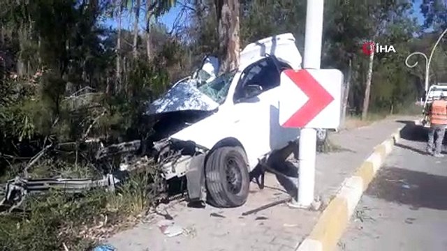 Ağaca çarpan otomobil ikiye bölündü