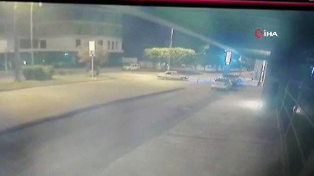 Drift atarken direksiyon hakimiyetini kaybedip müze duvarına böyle çarptı