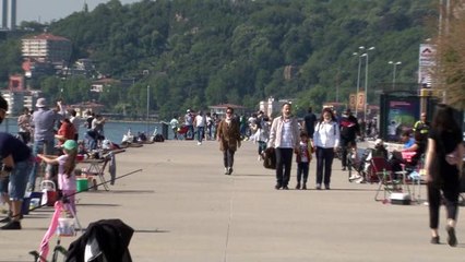 Kısıtlamasız ilk cumartesi günü Emirgan Sahili doldu taştı