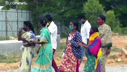 شاهد: طقوس وداع رماد جثث 1200 من ضحايا كوفيد المجهولة قبل "إلقائها" في نهر بالهند