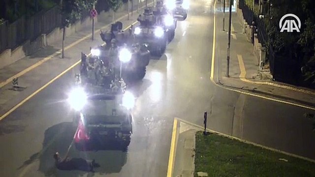 Elindeki Türk bayrağı ile vatan hainlerine tek başına direndi!