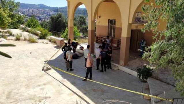 Genç adam, cami avlusunda kafasından vurulmuş halde bulundu