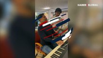 İzzet Yıldızhan piyano çalıp türkü söyledi, sosyal medyanın diline düştü
