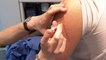 « C’était hyper rapide » : le vaccin Moderna arrive progressivement dans les pharmacies