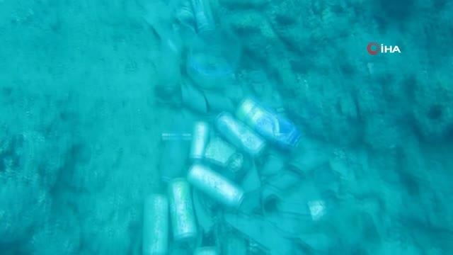 Ünlü profesörü isyan ettiren görüntü...Denizin dibinde bisiklet, akü, araba lastiği, şişeler, halı, tencere, çit teli bulundu