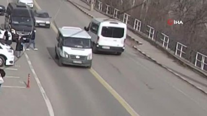 Yolun karşısına geçmek istedi, 2 saniye içinde iki araç çarptı...Kaza anı kamerada