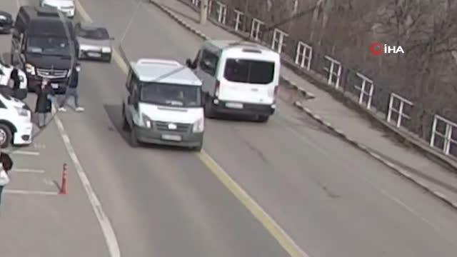 Yolun karşısına geçmek istedi, 2 saniye içinde iki araç çarptı...Kaza anı kamerada