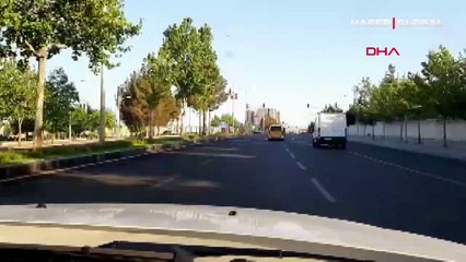 Diyarbakır'da seyir halindeki takside tehlikeli yolculuk kamerada
