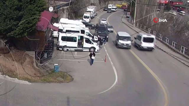 Yolun karşısına geçmek istedi, 2 saniye içinde iki araç çarptı...Kaza anı kamerada