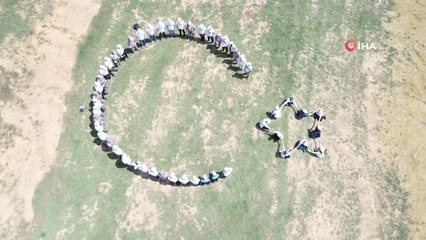 Dünya Çevre günü etkinliğine katılanlar bayrak figürü oluşturdu