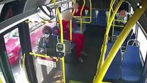 Polis her yerde onu arıyor! Otobüste kadının saçlarını yaktı