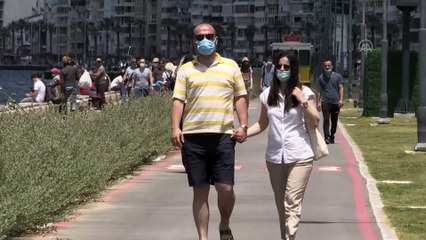 İZMİR - Kısıtlamasız ilk cumartesi günü sahillerde yoğunluk oluştu