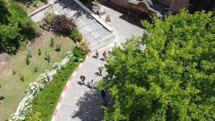 Vatandaşlar kademeli normalleşmenin ilk cumartesi gününde Şeyh Edebali Türbesi'ni doldurdu