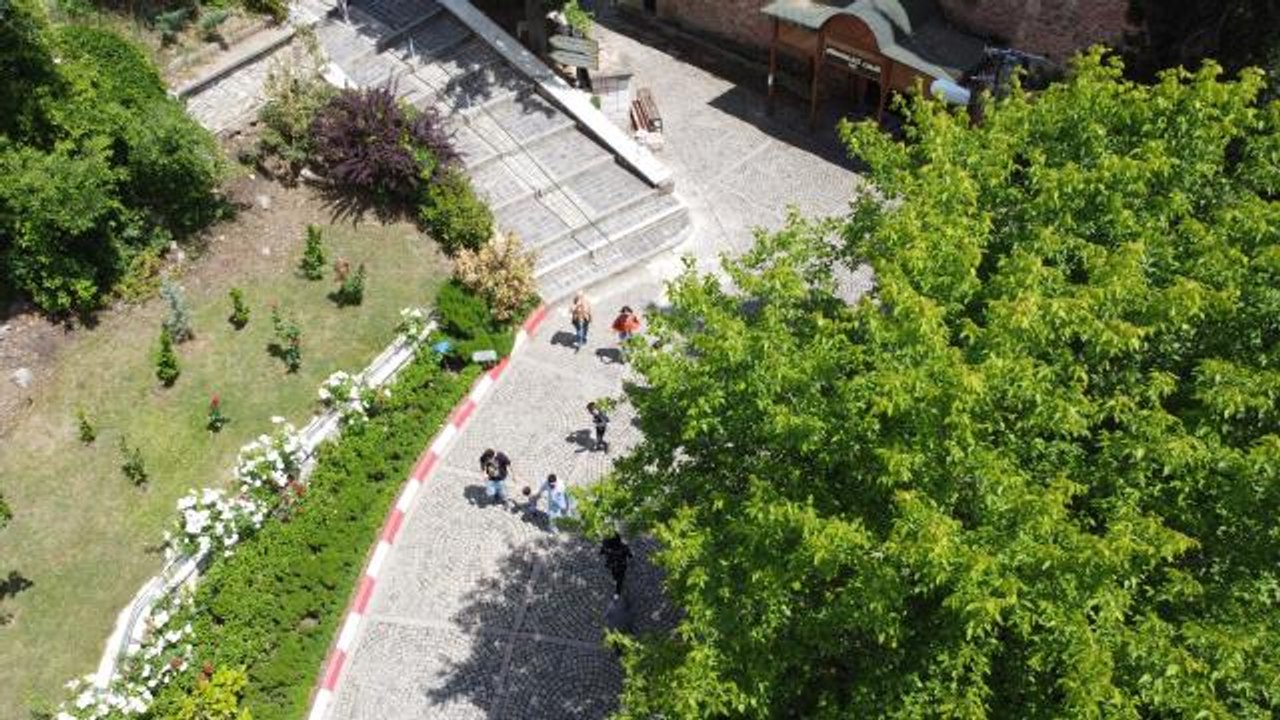 Vatandaşlar kademeli normalleşmenin ilk cumartesi gününde Şeyh Edebali Türbesi'ni doldurdu