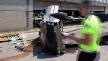 ADANA - Üst geçitten alt yola devrilen otomobildeki baba ve oğlu yaralandı