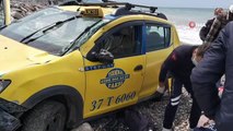 Direksiyon başında kalp krizi geçiren taksici, deniz kenarına uçtu