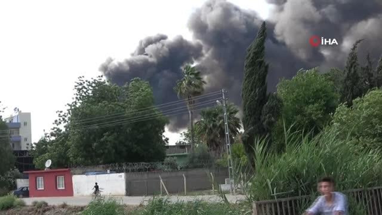 Geri dönüşüm fabrikasının deposunda çıkan yangın drone ile görüntülendi