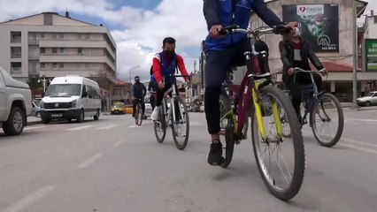 SİVAS - Bisikletli gençler Dünya Çevre Günü'nde şehitlikte temizlik yaptı