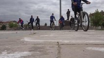 Bisikletli gençler Dünya Çevre Günü'nde şehitlikte temizlik yaptı