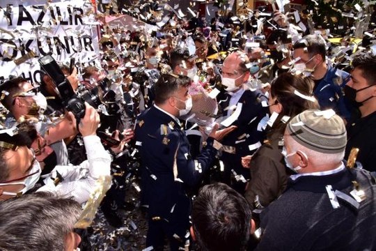 Son dakika haberleri: Bakan Soylu'yu Afyonkarahisarlı esnaf havai fişek ve konfeti patlatarak karşıladı