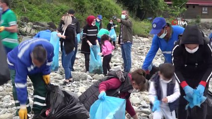 Rizeliler Dünya Çevre Günü kapsamında sahili baştan aşağı temizlediler