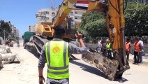 GAZZE - Mısır'dan Gazze'ye, İsrail saldırılarında yıkılan binaların enkazını kaldırmak üzere iş makinesi yardımı