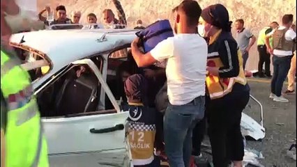 SİİRT - Kamyonet ve otomobil çarpıştı: 2 ölü, 7 yaralı