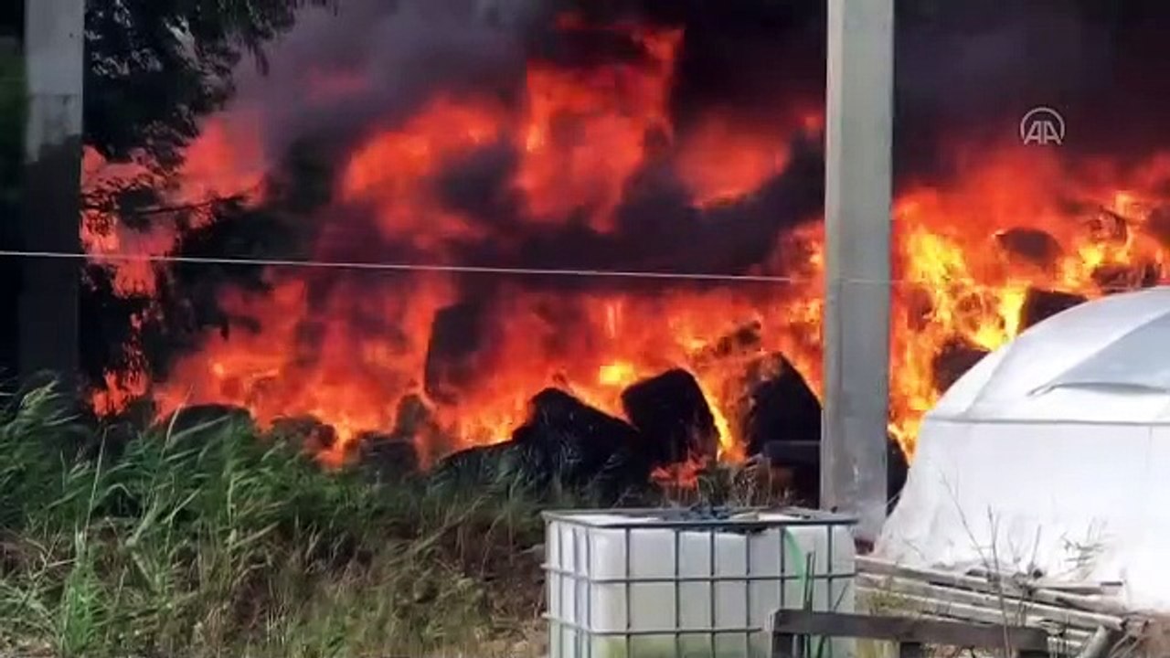 Geri dönüşüm tesisinin bulunduğu bahçede çıkan yangına müdahale ediliyor
