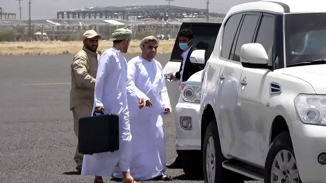 ما وراء الخبر – ما القضايا التي يبحثها الوفد العماني في زيارته لصنعاء؟