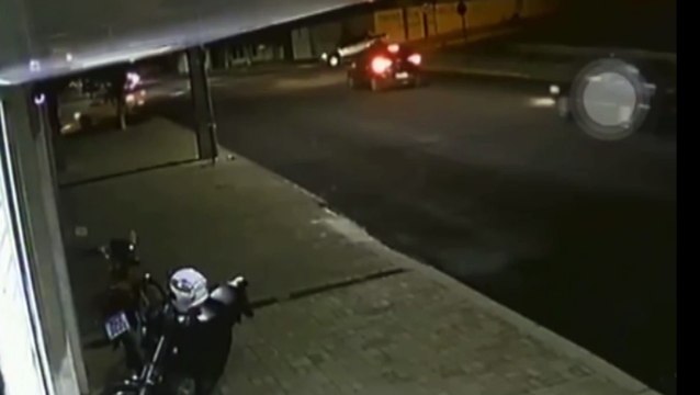 Câmera flagra colisão que deixou entregador de comida com fratura exposta