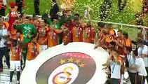 Galatasaray'lı futbolcular kupayı kaldırdı