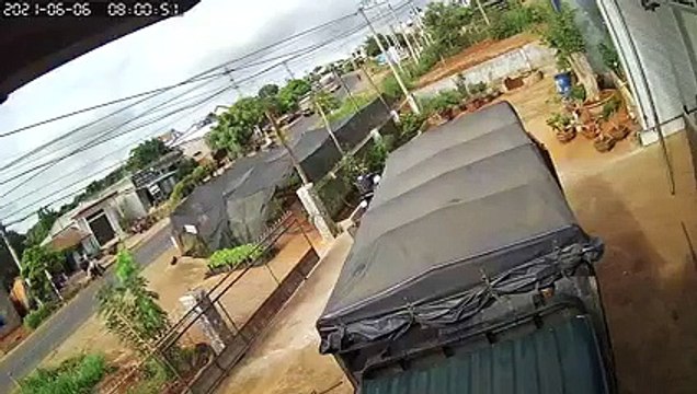 Xe tải tông liên hoàn xe khách và công nông