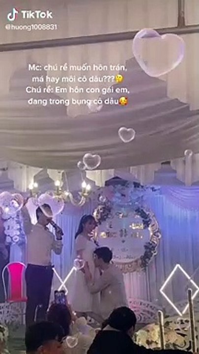 Cảm động chú rể hôn bụng cô dâu trong ngày cưới