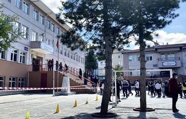 Niğde'de LGS kapsamında 8. sınıf öğrencilerine yönelik merkezi sınav başladı