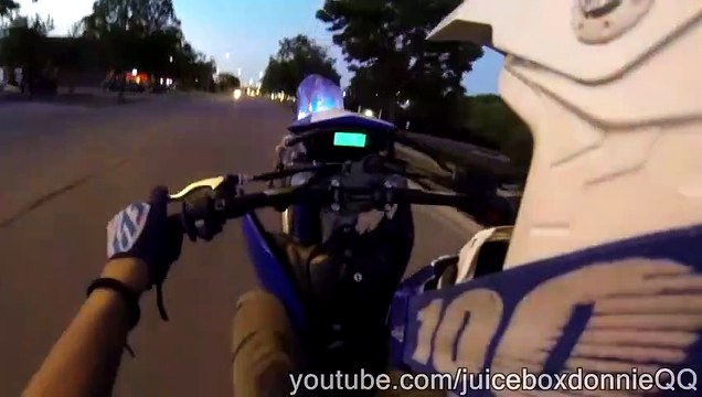 Un biker fait un Wheelie et se rate bien comme il faut