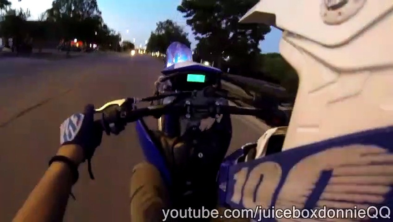 Un biker fait un Wheelie et se rate bien comme il faut