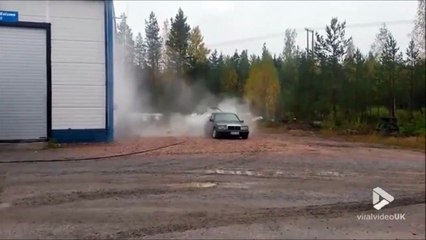 Il détruit une Mercedes avec un jet d'eau haute pression