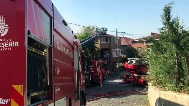 İSTANBUL - Beykoz'da bir binanın çatısında çıkan yangın söndürüldü